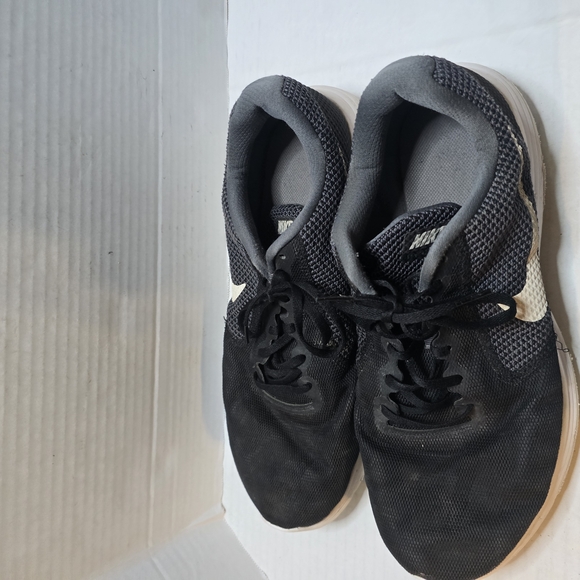 Nike Gray Athletic Shoes - Picture 3 of 8